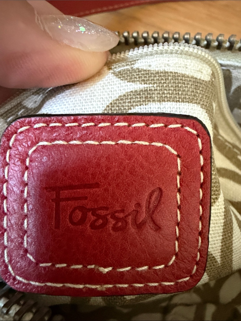 Fossil Red Leather Shoulder Bag with Contrast Stitching - Picture 2 of 11